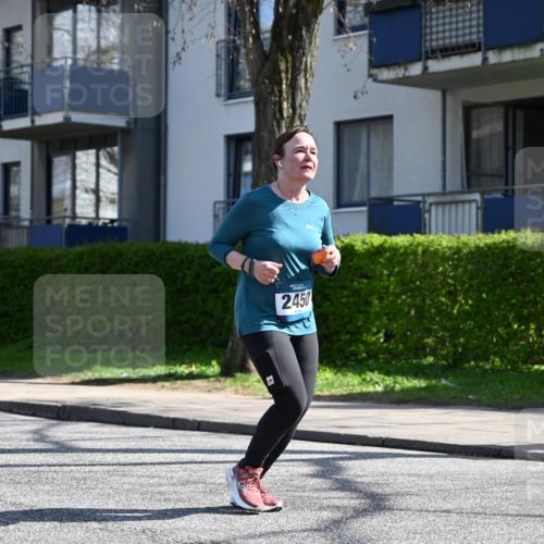 12.04.2026 - 45. Internationalen Wilhelmsburger Insellauf J. Mangold http://msf.ph/oto/9470714 12.04.2026 11:22:47 Ziel 2450, 2928, 2929, 5253, 5253, 3273 meine-sportfotos.de