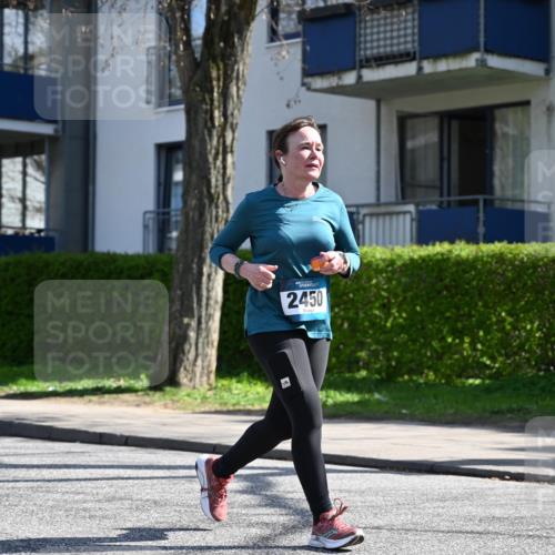 12.04.2026 - 45. Internationalen Wilhelmsburger Insellauf J. Mangold http://msf.ph/oto/9470719 12.04.2026 11:22:47 Ziel 2450, 2928, 2929, 5253, 5253, 3273 meine-sportfotos.de