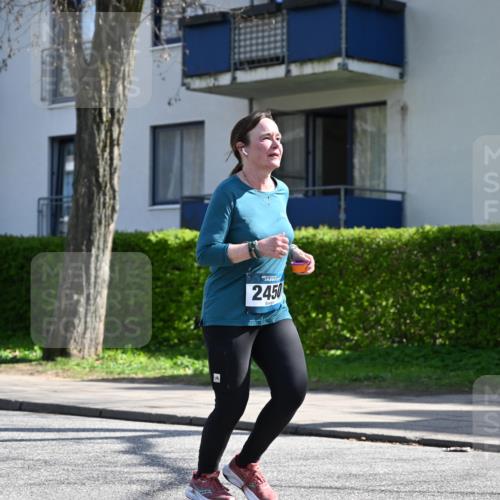 12.04.2026 - 45. Internationalen Wilhelmsburger Insellauf J. Mangold http://msf.ph/oto/9470723 12.04.2026 11:22:47 Ziel 2450, 2928, 2929, 5253, 5253, 3273 meine-sportfotos.de