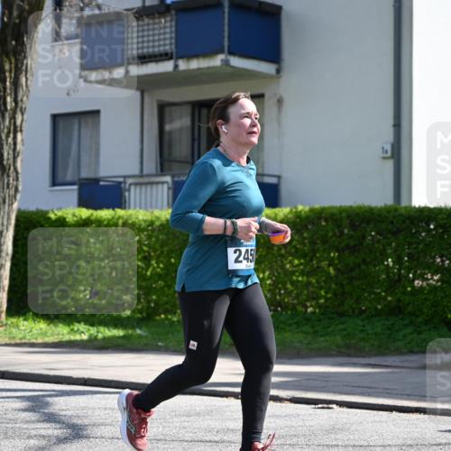 12.04.2026 - 45. Internationalen Wilhelmsburger Insellauf J. Mangold http://msf.ph/oto/9470729 12.04.2026 11:22:47 Ziel 2450, 2928, 2929, 5253, 5253, 3273 meine-sportfotos.de