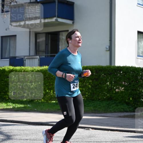 12.04.2026 - 45. Internationalen Wilhelmsburger Insellauf J. Mangold http://msf.ph/oto/9470730 12.04.2026 11:22:47 Ziel 2450, 2928, 2929, 5253, 5253, 3273 meine-sportfotos.de
