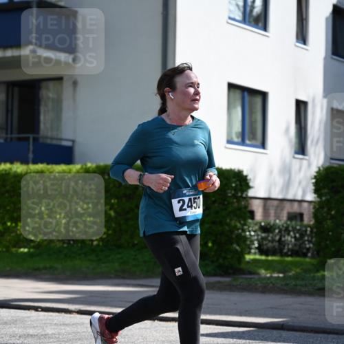 12.04.2026 - 45. Internationalen Wilhelmsburger Insellauf J. Mangold http://msf.ph/oto/9470739 12.04.2026 11:22:48 Ziel 2450, 2928, 2929, 5253, 3273 meine-sportfotos.de