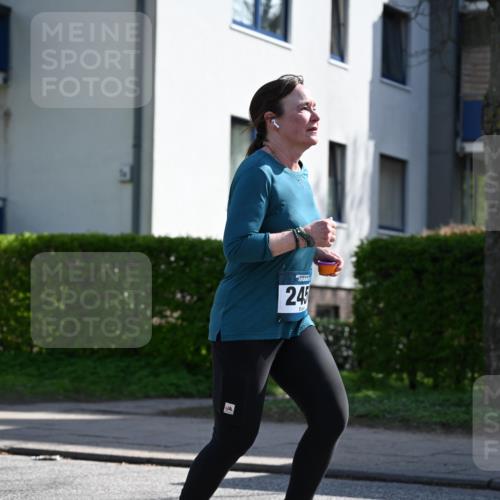 12.04.2026 - 45. Internationalen Wilhelmsburger Insellauf J. Mangold http://msf.ph/oto/9470743 12.04.2026 11:22:48 Ziel 2450, 2928, 2929, 5253, 3273 meine-sportfotos.de