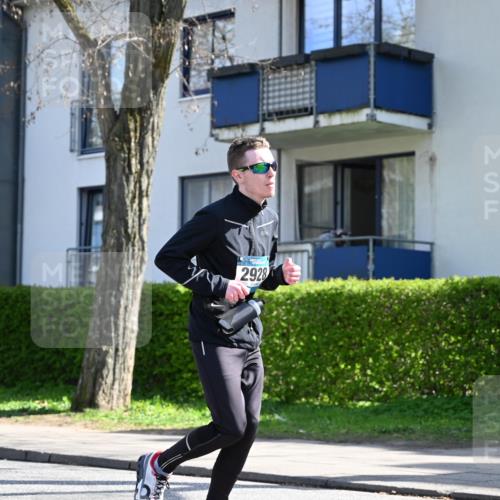 12.04.2026 - 45. Internationalen Wilhelmsburger Insellauf J. Mangold http://msf.ph/oto/9470775 12.04.2026 11:22:57 Ziel 2450, 2928, 2929, 5253, 3273, 2556, 2555, 5583 meine-sportfotos.de