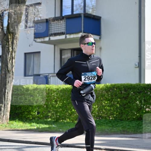12.04.2026 - 45. Internationalen Wilhelmsburger Insellauf J. Mangold http://msf.ph/oto/9470781 12.04.2026 11:22:57 Ziel 2450, 2928, 2929, 5253, 3273, 2556, 2555, 5583 meine-sportfotos.de