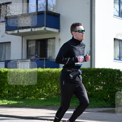 12.04.2026 - 45. Internationalen Wilhelmsburger Insellauf J. Mangold http://msf.ph/oto/9470786 12.04.2026 11:22:58 Ziel 2450, 2928, 2929, 2929, 5253, 3273, 2556, 2555, 5583 meine-sportfotos.de