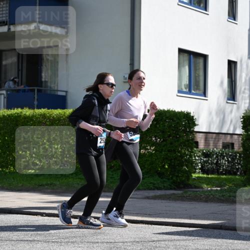 12.04.2026 - 45. Internationalen Wilhelmsburger Insellauf J. Mangold http://msf.ph/oto/9470790 12.04.2026 11:23:04 Ziel 2450, 2928, 2929, 5253, 3273, 2556, 2556, 2555, 5583 meine-sportfotos.de