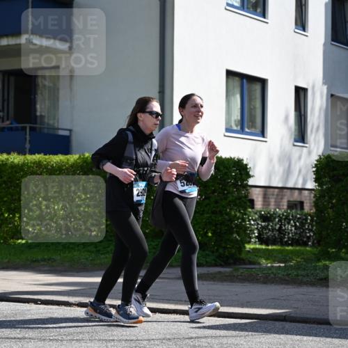 12.04.2026 - 45. Internationalen Wilhelmsburger Insellauf J. Mangold http://msf.ph/oto/9470793 12.04.2026 11:23:04 Ziel 2450, 2928, 2929, 5253, 3273, 2556, 2556, 2555, 5583 meine-sportfotos.de