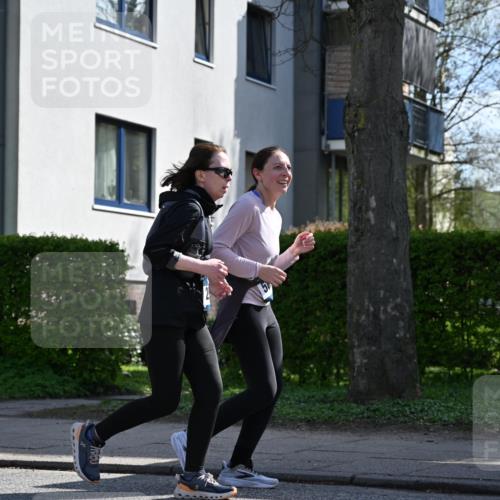 12.04.2026 - 45. Internationalen Wilhelmsburger Insellauf J. Mangold http://msf.ph/oto/9470808 12.04.2026 11:23:05 Ziel 2450, 2928, 2929, 5253, 3273, 2556, 2555, 2555, 5583 meine-sportfotos.de