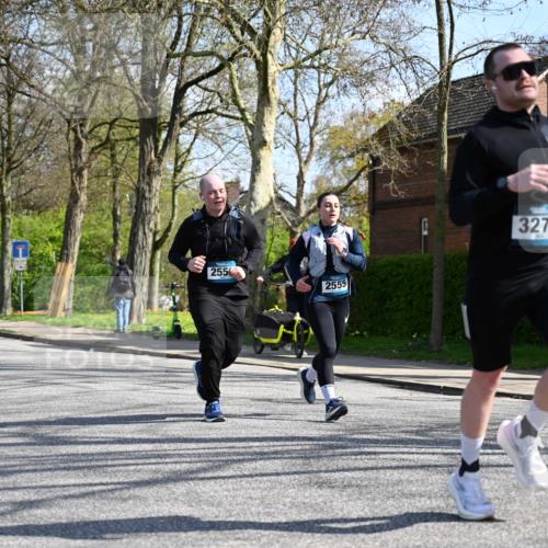 12.04.2026 - 45. Internationalen Wilhelmsburger Insellauf J. Mangold http://msf.ph/oto/9470885 12.04.2026 11:23:24 Ziel 5253, 3273, 2556, 2555, 5583 meine-sportfotos.de