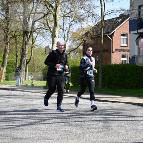 12.04.2026 - 45. Internationalen Wilhelmsburger Insellauf J. Mangold http://msf.ph/oto/9470892 12.04.2026 11:23:25 Ziel 3273, 2556, 2555, 5583 meine-sportfotos.de