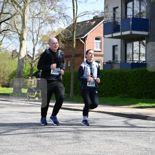 12.04.2026 - 45. Internationalen Wilhelmsburger Insellauf J. Mangold http://msf.ph/oto/9470906 12.04.2026 11:23:25 Ziel 3273, 2556, 2555, 5583 meine-sportfotos.de