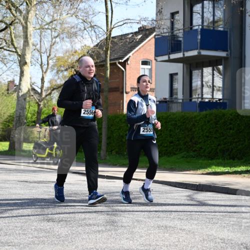 12.04.2026 - 45. Internationalen Wilhelmsburger Insellauf J. Mangold http://msf.ph/oto/9470908 12.04.2026 11:23:25 Ziel 3273, 2556, 2555, 5583 meine-sportfotos.de