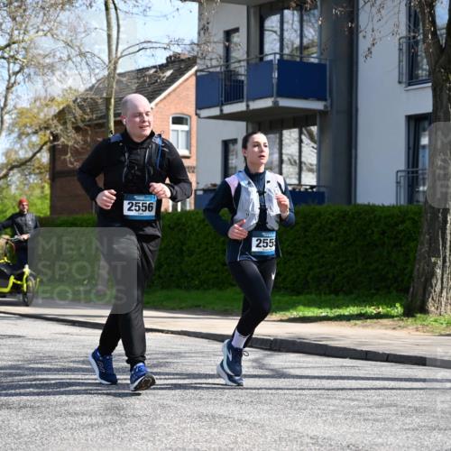 12.04.2026 - 45. Internationalen Wilhelmsburger Insellauf J. Mangold http://msf.ph/oto/9470917 12.04.2026 11:23:26 Ziel 3273, 2556, 2555, 5583 meine-sportfotos.de