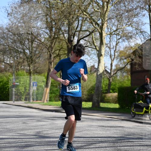 12.04.2026 - 45. Internationalen Wilhelmsburger Insellauf J. Mangold http://msf.ph/oto/9470931 12.04.2026 11:23:28 Ziel 3273, 2556, 2555, 5583 meine-sportfotos.de
