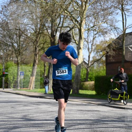 12.04.2026 - 45. Internationalen Wilhelmsburger Insellauf J. Mangold http://msf.ph/oto/9470935 12.04.2026 11:23:28 Ziel 3273, 2556, 2555, 5583 meine-sportfotos.de