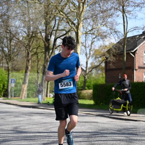 12.04.2026 - 45. Internationalen Wilhelmsburger Insellauf J. Mangold http://msf.ph/oto/9470942 12.04.2026 11:23:28 Ziel 3273, 2556, 2555, 5583 meine-sportfotos.de