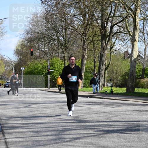 12.04.2026 - 45. Internationalen Wilhelmsburger Insellauf J. Mangold http://msf.ph/oto/9470975 12.04.2026 11:24:22 Ziel 4450, 3719, 3690, 2907 meine-sportfotos.de