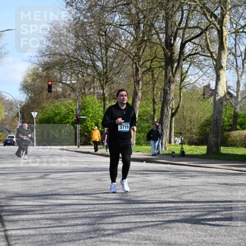 12.04.2026 - 45. Internationalen Wilhelmsburger Insellauf J. Mangold http://msf.ph/oto/9470979 12.04.2026 11:24:22 Ziel 4450, 3719, 3690, 2907 meine-sportfotos.de