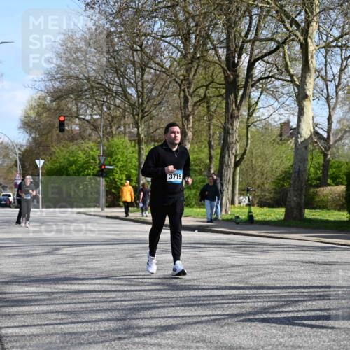 12.04.2026 - 45. Internationalen Wilhelmsburger Insellauf J. Mangold http://msf.ph/oto/9470982 12.04.2026 11:24:23 Ziel 4450, 3719, 3690, 2907 meine-sportfotos.de