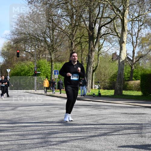 12.04.2026 - 45. Internationalen Wilhelmsburger Insellauf J. Mangold http://msf.ph/oto/9470989 12.04.2026 11:24:23 Ziel 4450, 3719, 3690, 2907 meine-sportfotos.de