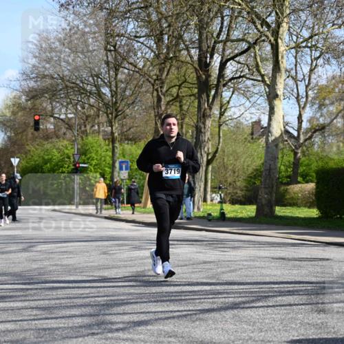 12.04.2026 - 45. Internationalen Wilhelmsburger Insellauf J. Mangold http://msf.ph/oto/9470992 12.04.2026 11:24:23 Ziel 4450, 3719, 3690, 2907 meine-sportfotos.de