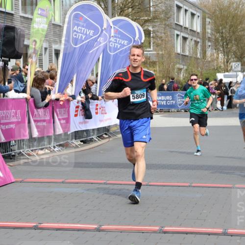 12.04.2026 - 45. Internationalen Wilhelmsburger Insellauf Strokosch-Dieckow http://msf.ph/oto/9470997 12.04.2026 12:52:12 Ziel 5809, 5326, 2787, 5627 meine-sportfotos.de