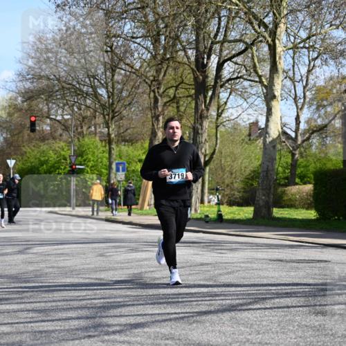 12.04.2026 - 45. Internationalen Wilhelmsburger Insellauf J. Mangold http://msf.ph/oto/9470998 12.04.2026 11:24:23 Ziel 4450, 3719, 3690, 2907 meine-sportfotos.de
