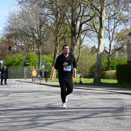 12.04.2026 - 45. Internationalen Wilhelmsburger Insellauf J. Mangold http://msf.ph/oto/9471001 12.04.2026 11:24:23 Ziel 4450, 3719, 3690, 2907 meine-sportfotos.de