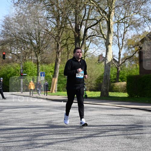 12.04.2026 - 45. Internationalen Wilhelmsburger Insellauf J. Mangold http://msf.ph/oto/9471007 12.04.2026 11:24:23 Ziel 4450, 3719, 3690, 2907 meine-sportfotos.de