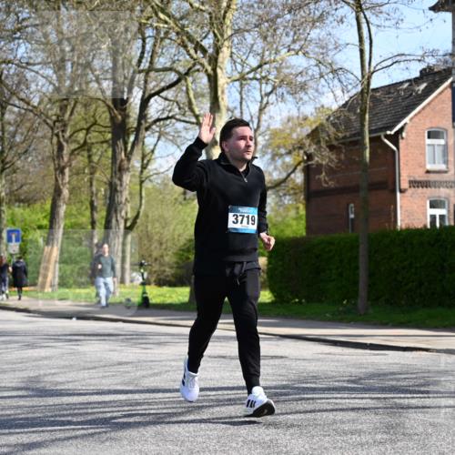 12.04.2026 - 45. Internationalen Wilhelmsburger Insellauf J. Mangold http://msf.ph/oto/9471027 12.04.2026 11:24:24 Ziel 4450, 3719, 3690, 2907 meine-sportfotos.de