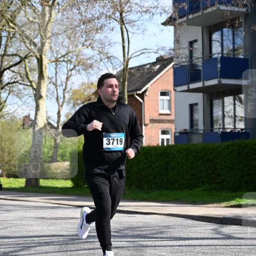 12.04.2026 - 45. Internationalen Wilhelmsburger Insellauf J. Mangold http://msf.ph/oto/9471040 12.04.2026 11:24:24 Ziel 4450, 3719, 3690, 2907 meine-sportfotos.de