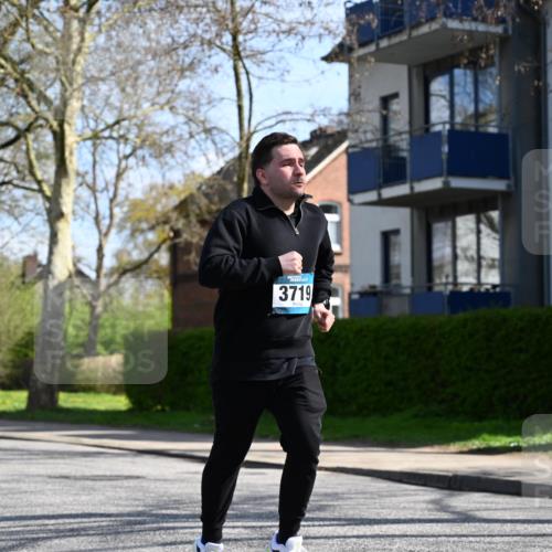12.04.2026 - 45. Internationalen Wilhelmsburger Insellauf J. Mangold http://msf.ph/oto/9471045 12.04.2026 11:24:24 Ziel 4450, 3719, 3690, 2907 meine-sportfotos.de