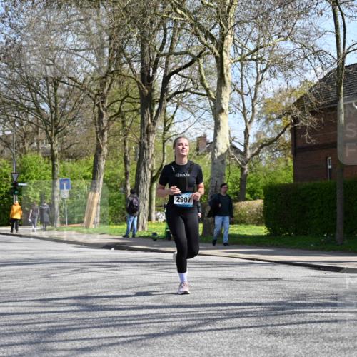 12.04.2026 - 45. Internationalen Wilhelmsburger Insellauf J. Mangold http://msf.ph/oto/9471055 12.04.2026 11:24:30 Ziel 4450, 3719, 3690, 2907, 4146 meine-sportfotos.de