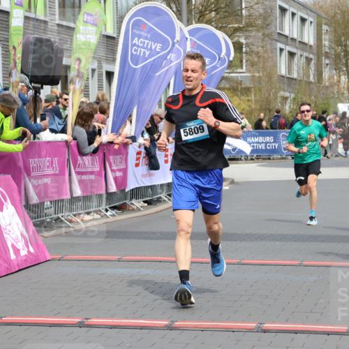 12.04.2026 - 45. Internationalen Wilhelmsburger Insellauf Strokosch-Dieckow http://msf.ph/oto/9471070 12.04.2026 12:52:13 Ziel 5809, 5326, 2787, 5627 meine-sportfotos.de