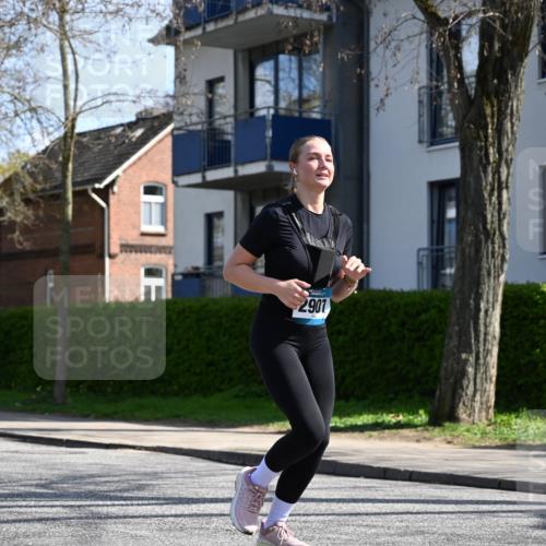 12.04.2026 - 45. Internationalen Wilhelmsburger Insellauf J. Mangold http://msf.ph/oto/9471112 12.04.2026 11:24:32 Ziel 3719, 3690, 2907, 4146 meine-sportfotos.de