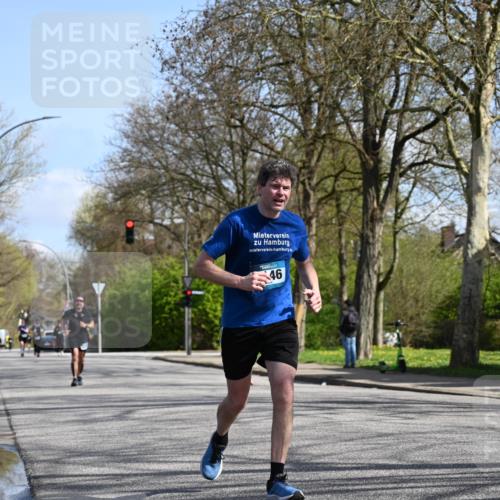 12.04.2026 - 45. Internationalen Wilhelmsburger Insellauf J. Mangold http://msf.ph/oto/9471136 12.04.2026 11:24:57 Ziel 4146, 4519, 4519, 5559, 2025, 2542 meine-sportfotos.de