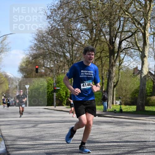 12.04.2026 - 45. Internationalen Wilhelmsburger Insellauf J. Mangold http://msf.ph/oto/9471141 12.04.2026 11:24:57 Ziel 4146, 4519, 4519, 5559, 2025, 2542 meine-sportfotos.de