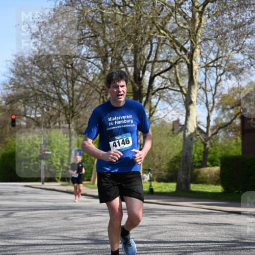 12.04.2026 - 45. Internationalen Wilhelmsburger Insellauf J. Mangold http://msf.ph/oto/9471153 12.04.2026 11:24:57 Ziel 4146, 4519, 4519, 5559, 2025, 2542 meine-sportfotos.de