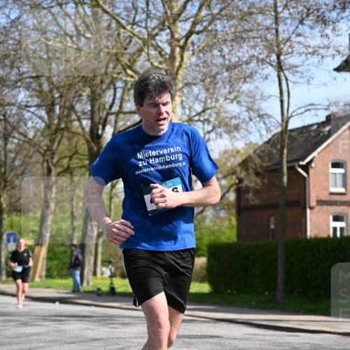 12.04.2026 - 45. Internationalen Wilhelmsburger Insellauf J. Mangold http://msf.ph/oto/9471178 12.04.2026 11:24:58 Ziel 4146, 4519, 5559, 5559, 2025, 2542 meine-sportfotos.de