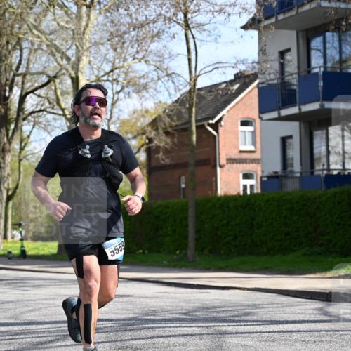12.04.2026 - 45. Internationalen Wilhelmsburger Insellauf J. Mangold http://msf.ph/oto/9471227 12.04.2026 11:25:05 Ziel 4146, 4519, 5559, 2025, 2542, 3168, 3775 meine-sportfotos.de