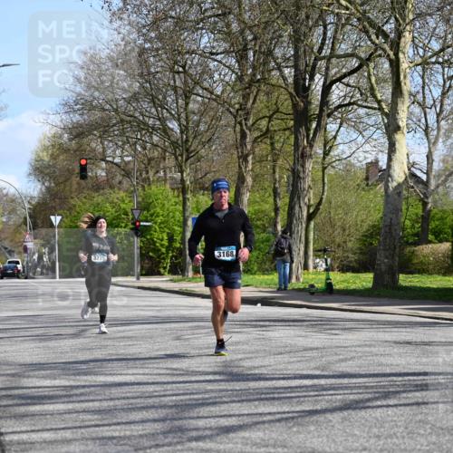 12.04.2026 - 45. Internationalen Wilhelmsburger Insellauf J. Mangold http://msf.ph/oto/9471279 12.04.2026 11:25:29 Ziel 2025, 2542, 3168, 3775, 3253 meine-sportfotos.de