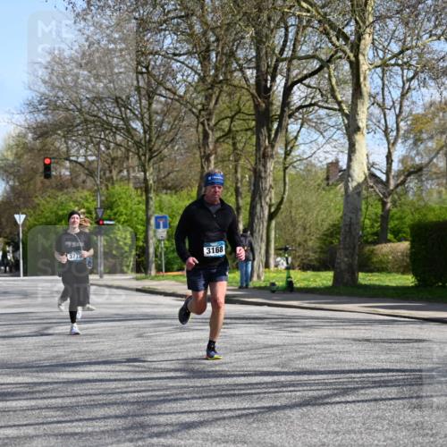 12.04.2026 - 45. Internationalen Wilhelmsburger Insellauf J. Mangold http://msf.ph/oto/9471290 12.04.2026 11:25:29 Ziel 2025, 2542, 3168, 3775, 3253 meine-sportfotos.de