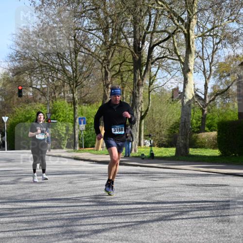 12.04.2026 - 45. Internationalen Wilhelmsburger Insellauf J. Mangold http://msf.ph/oto/9471293 12.04.2026 11:25:29 Ziel 2025, 2542, 3168, 3775, 3253 meine-sportfotos.de