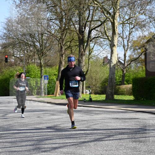 12.04.2026 - 45. Internationalen Wilhelmsburger Insellauf J. Mangold http://msf.ph/oto/9471298 12.04.2026 11:25:29 Ziel 2025, 2542, 3168, 3775, 3253 meine-sportfotos.de