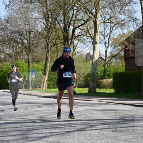 12.04.2026 - 45. Internationalen Wilhelmsburger Insellauf J. Mangold http://msf.ph/oto/9471305 12.04.2026 11:25:29 Ziel 2025, 2542, 3168, 3775, 3253 meine-sportfotos.de