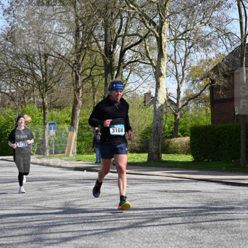 12.04.2026 - 45. Internationalen Wilhelmsburger Insellauf J. Mangold http://msf.ph/oto/9471307 12.04.2026 11:25:30 Ziel 2025, 2542, 3168, 3775, 3253, 2207 meine-sportfotos.de