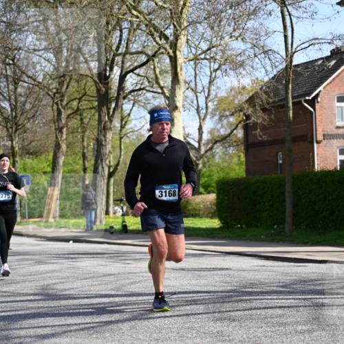 12.04.2026 - 45. Internationalen Wilhelmsburger Insellauf J. Mangold http://msf.ph/oto/9471321 12.04.2026 11:25:30 Ziel 2025, 2542, 3168, 3775, 3253, 2207 meine-sportfotos.de