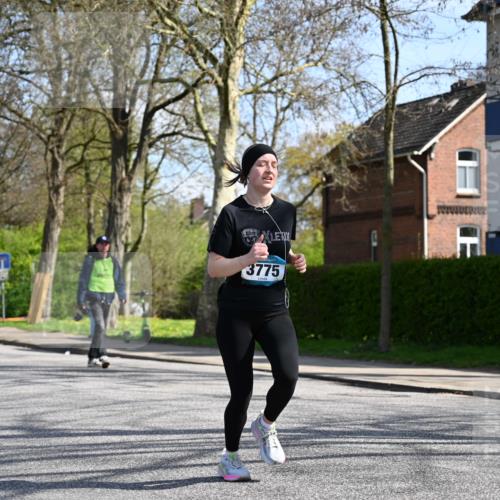 12.04.2026 - 45. Internationalen Wilhelmsburger Insellauf J. Mangold http://msf.ph/oto/9471353 12.04.2026 11:25:32 Ziel 2025, 2542, 3168, 3775, 3253, 2207 meine-sportfotos.de
