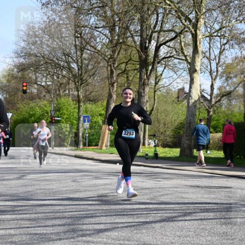 12.04.2026 - 45. Internationalen Wilhelmsburger Insellauf J. Mangold http://msf.ph/oto/9471378 12.04.2026 11:25:57 Ziel 3253, 2207, 2388, 3122, 2353 meine-sportfotos.de